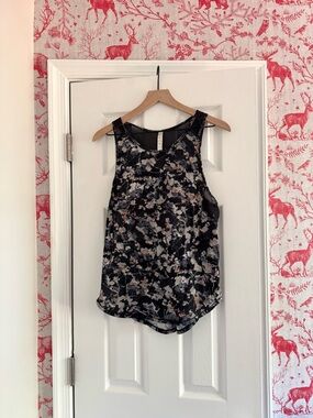 Lululemon work out tank in navy floral pattern